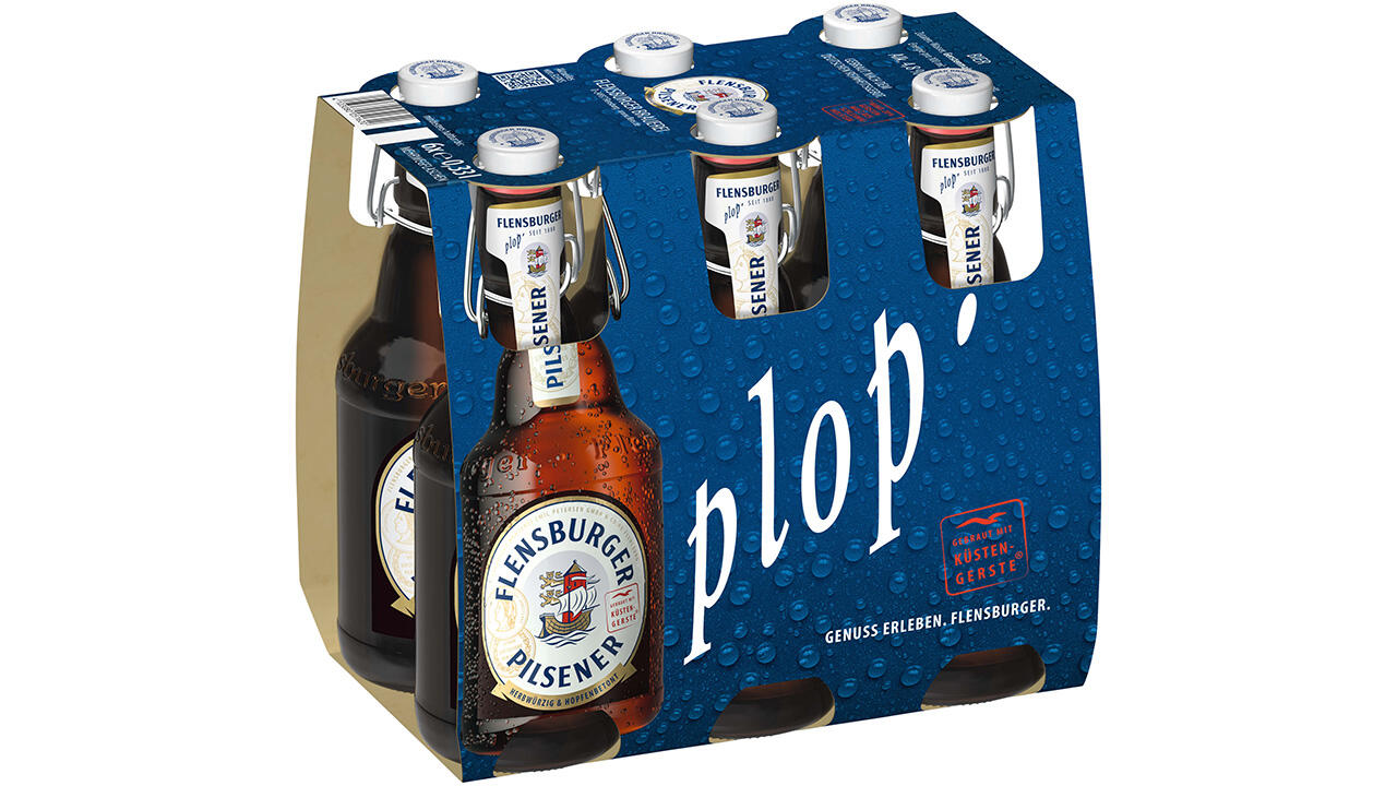 Foto des Flensburger Pilsener Trägers mit sechs Flaschen im blauen Karton mit der Aufschrift plop