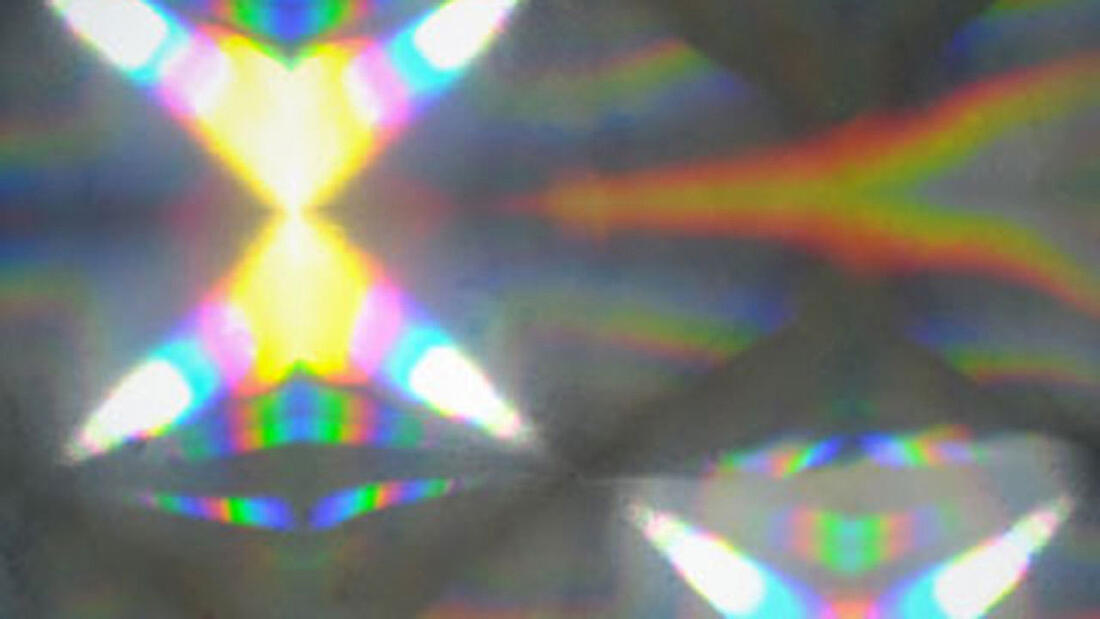 Holografische Heißprägefolie mit Lichtreflexion in geometrischen Formen und Regenbogenfarbe