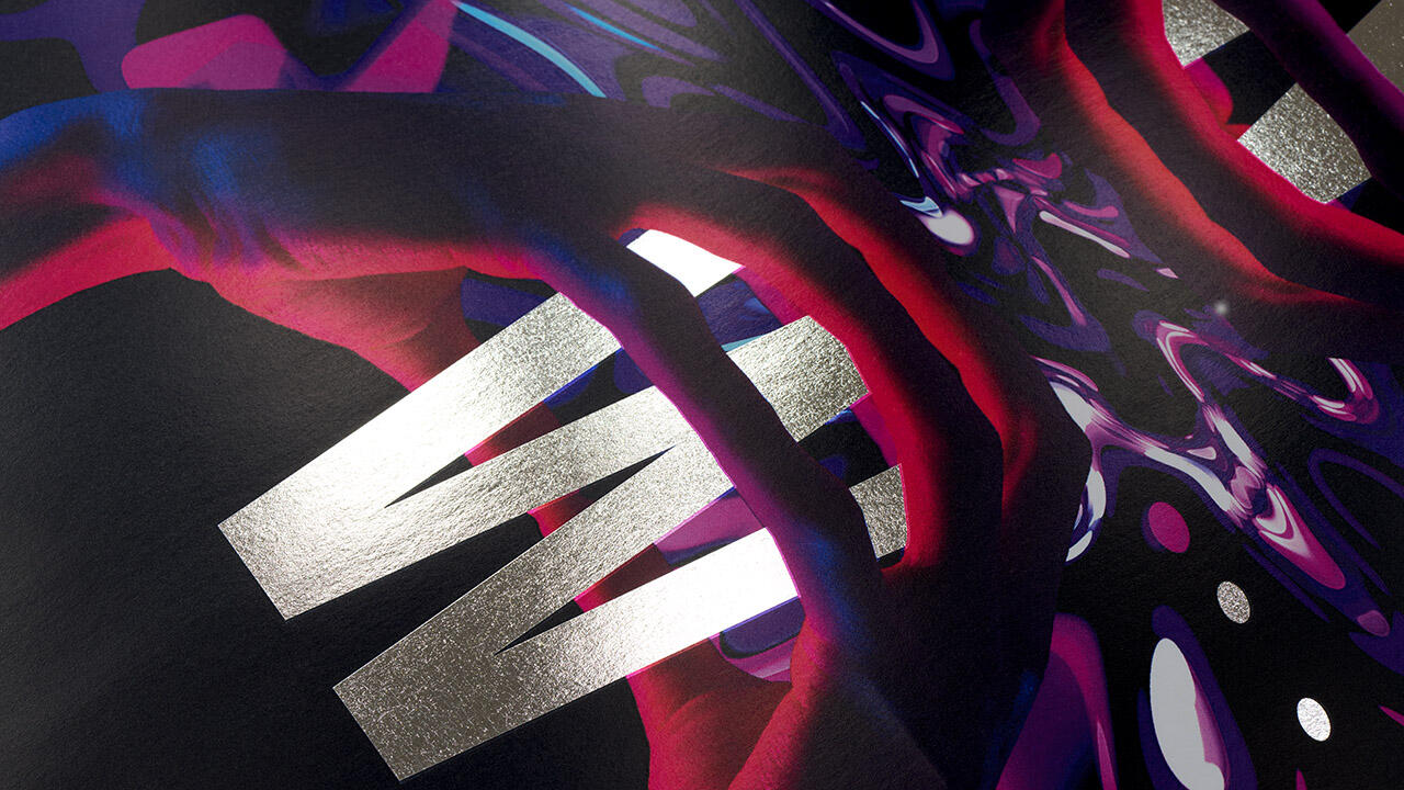 Single print showing two hands holding the letter “W” of the word “NOW” with metallic effects, showcasing the digital embellishment and digital metallization by DM-SMARTLINER.