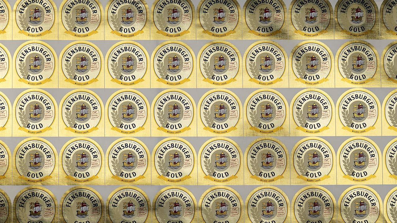 View of a ready-printed sheet with the matte shimmering Flensburger Gold labels