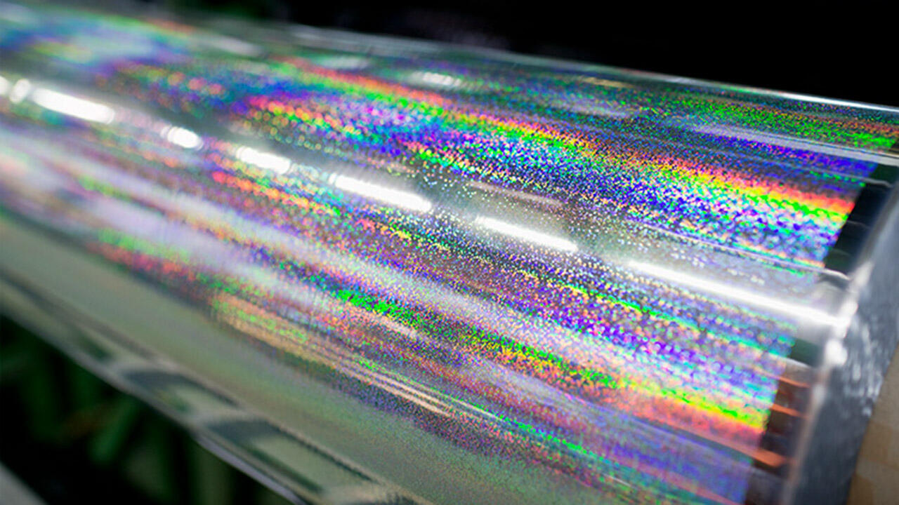 Foto von schillernder Hologrammfolie auf einer Rolle zur effektvollen Veredelung mittels Heißprägen