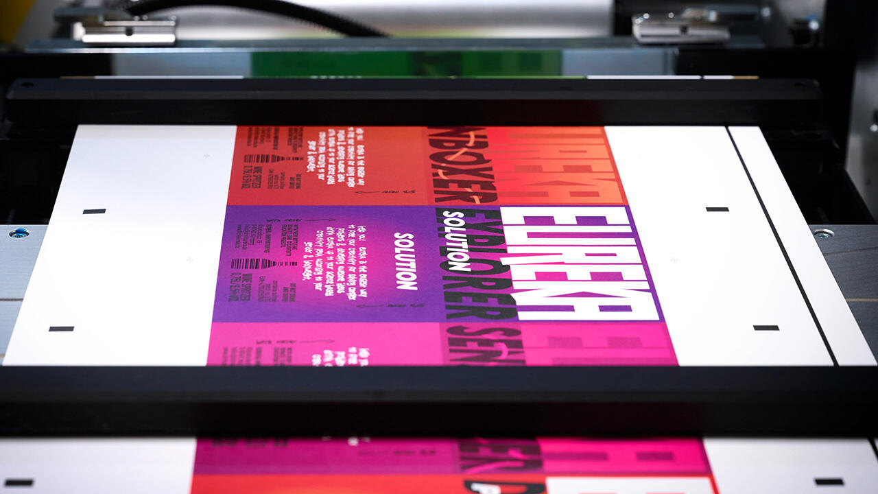 Ansicht eines Bogens mit unausgestanzten Etiketten in kräftigen Farben in der Druckeinheit