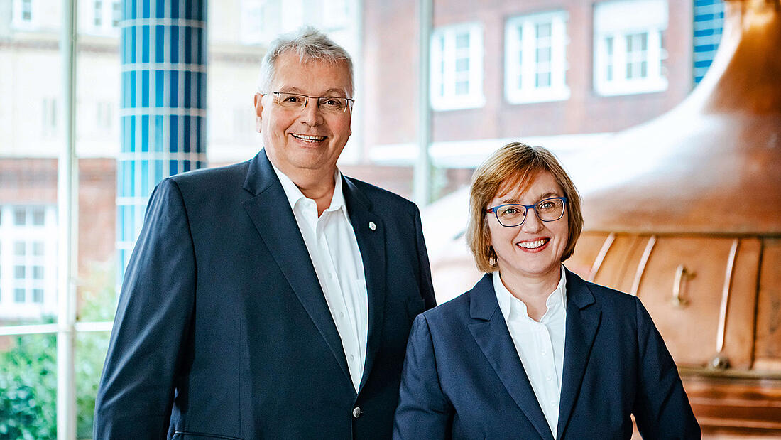 Andreas Tembrockhaus und Sylke Moerke, Geschäftsführung der Flensburger Brauerei, vor einem Braukessel