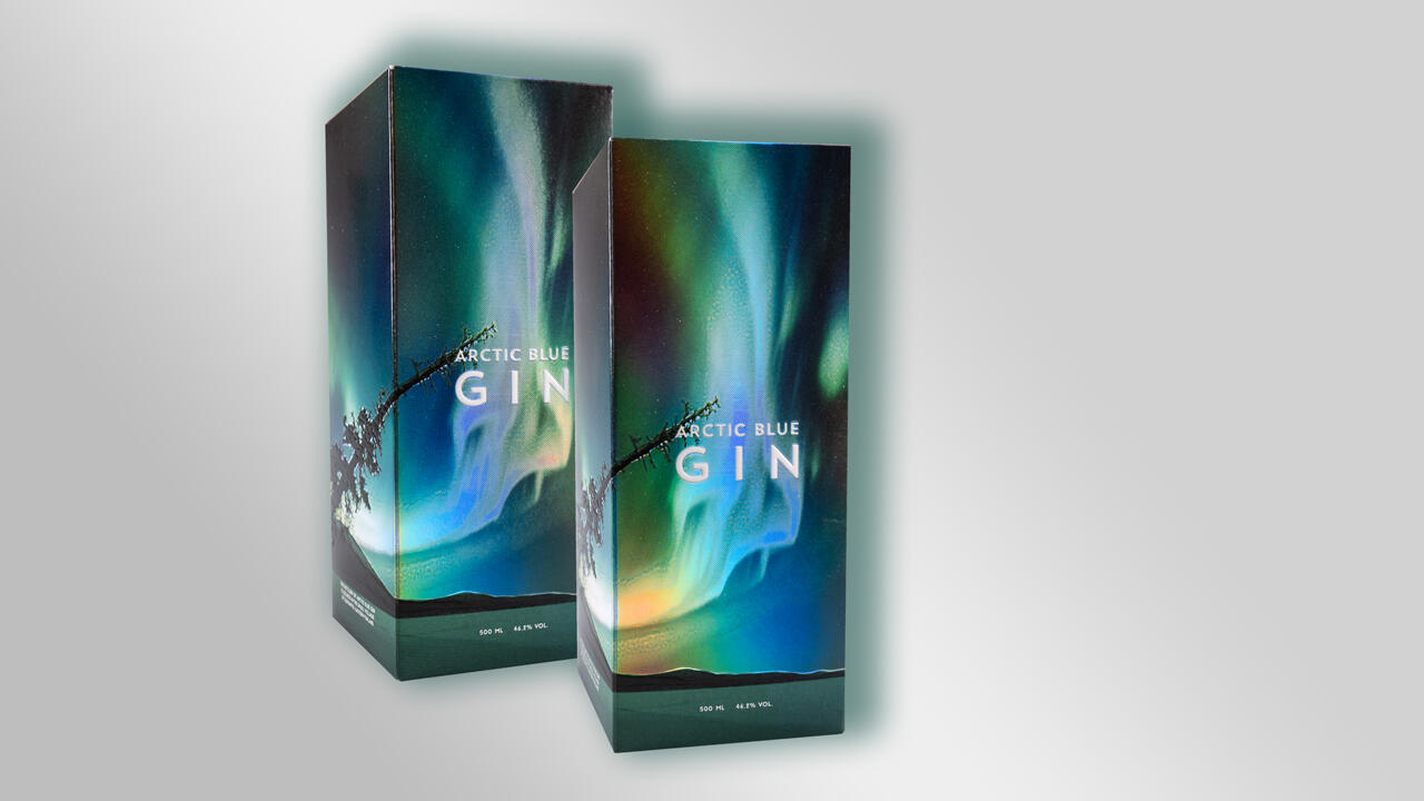 Darstellung von zwei Arctic Blue Gin Verpackungen, auf denen schillernde Polarlichter zu sehen sind