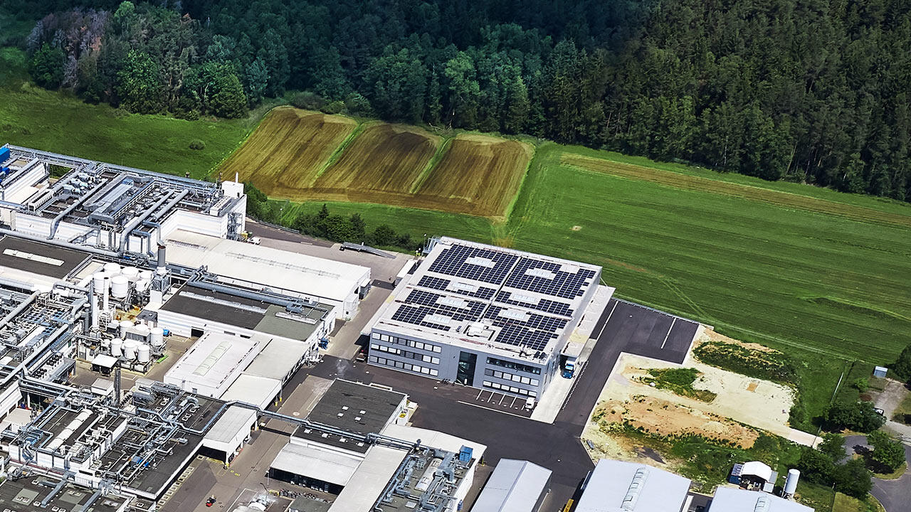 Luftaufnahme der Fabrik in Sulzbach-Rosenberg mit Fokus auf der Photovoltaikanlage