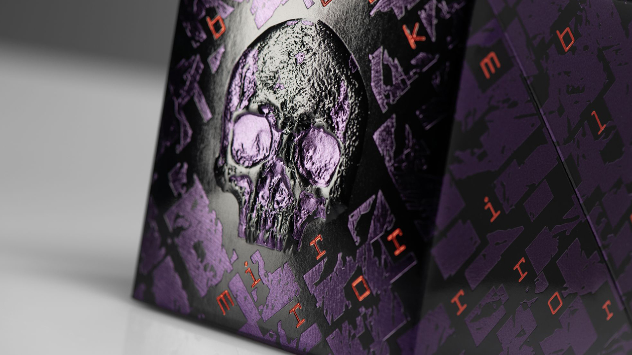 Details eines heißgeprägten Verpackungskartons mit haptischem Totenkopf auf schwarzem und violettem Grund