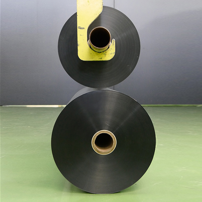 Cold foil rolls in comparison: standard carrier and slim KPS slim