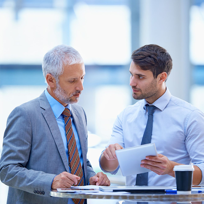 [Translate to Deutsch:] Two men discussing work