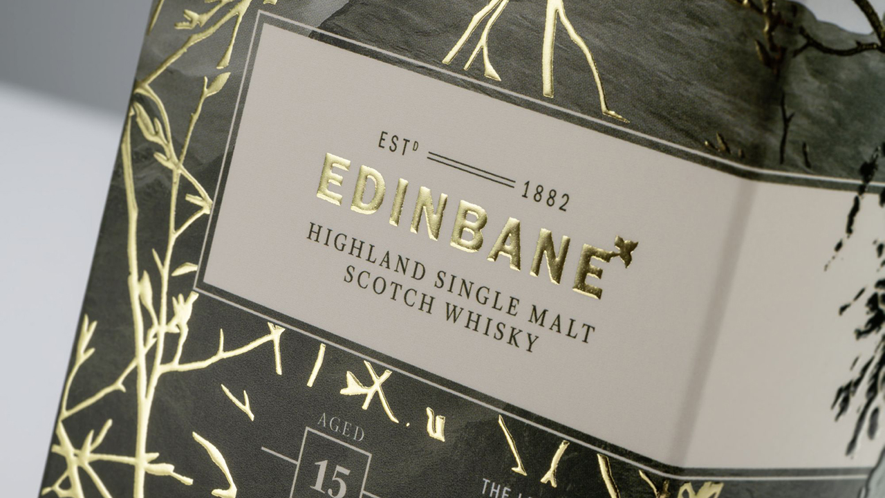 DM-MAXLINER decorates the smallest details accurately Close-up of whisky packaging with metallized floral design pattern