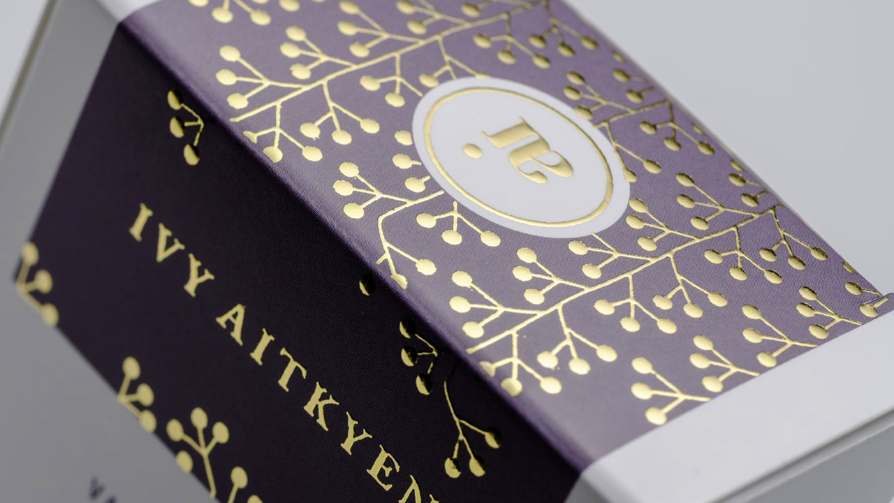 We realize your digital metallization dreams Digital metallization: packaging lid with white and violet background plus gold finishing