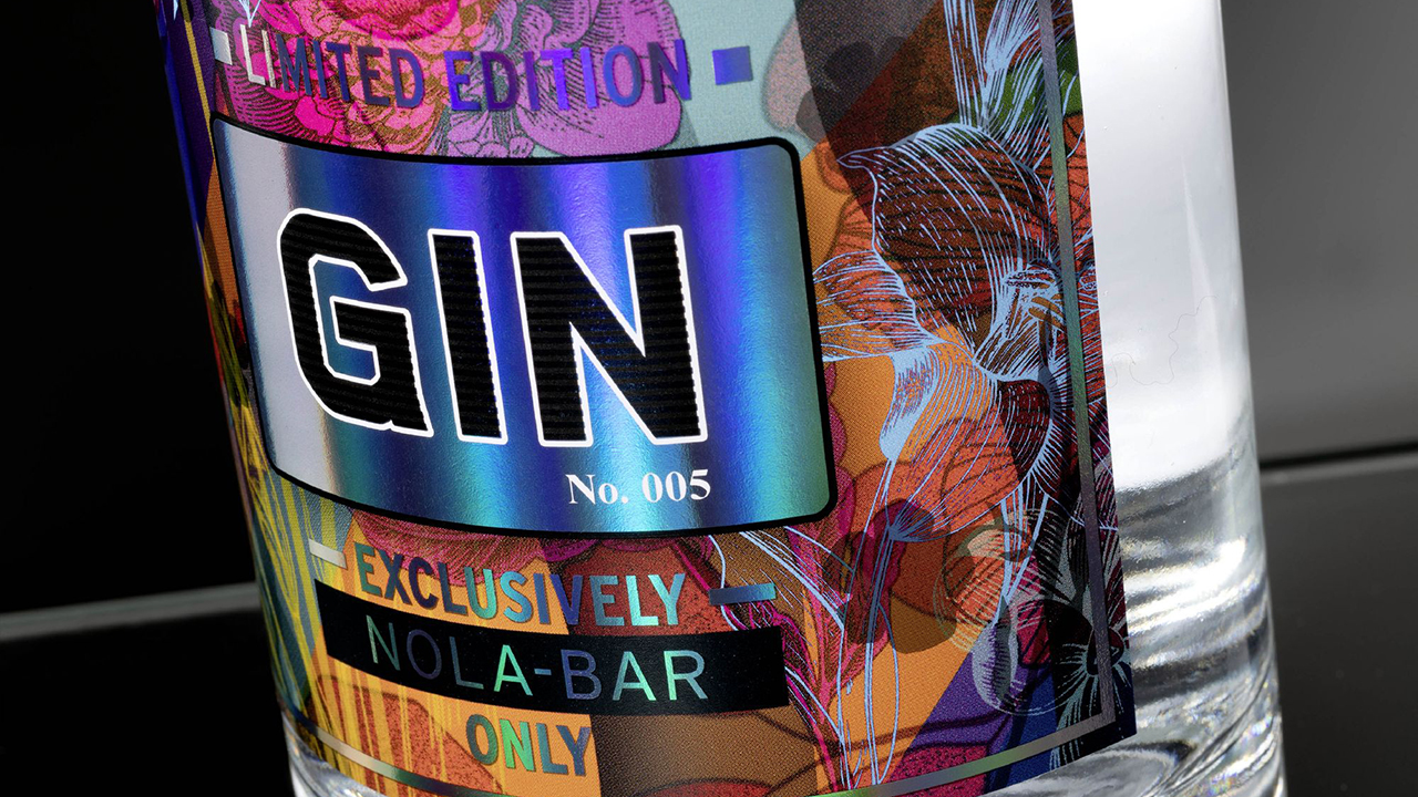 Extraordinary design and cost-effective process: KURZ digital printing Shiny gin label with floral design and rainbow color effects, realized with digital printing