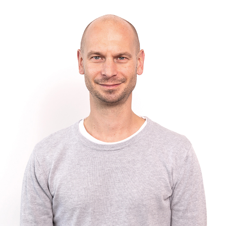 Portrait of graduate communications designer Georg Plass (BA) on a white background