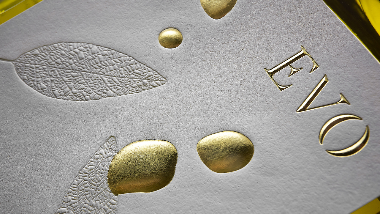 Detail eines Papieretikettes mit goldener Oberflächenveredelung