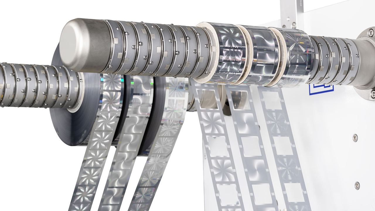 KURZ DISTORUN® for unforgettable label printing Close-up of unwinder and rewinder unit of the KURZ DISTORUN® module